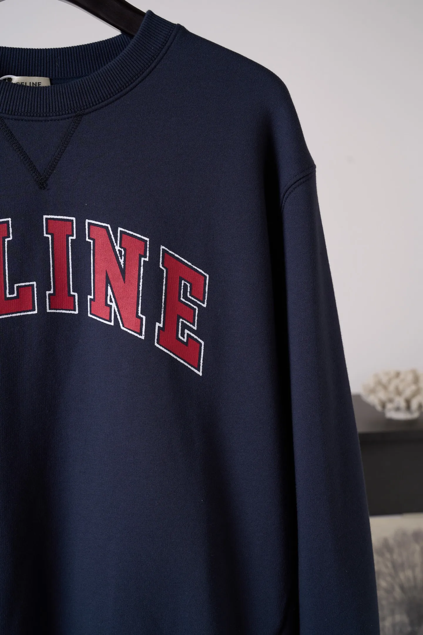 [Real auction] Celine/Céline Paris letter printed logo round neck sweatshirt (women's style) [In Stock] S M L custom-dyed densely woven fish scale sheared cotton material, fine and fluffy, soft and skin-friendly. The navy blue base color settles the retro tone, and the burgundy contrasting color evokes the college charm, gently interpreting the casual and free girl's posture. The iconic Celine Paris arch print is placed on the chest of the body, and the Retro school font is layered in contrasting colors, which is neat, full and powerful; the cuffs are embellished with exquisite hand-embroidered logos, which are low-key and hidden in the sleeves, and the light and dark echo each other. The soft dropped shoulders and loose fit take into account relaxation and neat lines. The moderate length flatters the body shape and creates a casual retro college girl silhouette. The style is evident in the details, relaxed yet refined, interpreting the retro accent of contemporary girls. 1. Imported machine embroidery technology uses advanced computer control systems and precision mechanical components to precisely create the iconic TRIOMPHE logo embroidery, with smooth and delicate lines and a full sense of sophistication. 2. Glue printing: Use glue liquid paint to print patterns on the fabric, and bake the fabric to fix the printed pattern. 3. Fermentation washing treatment: The fabrics have been fermentation washing, which makes the hand feel and texture better, is not easy to deform, shrink, and fade, and maintains long-term beauty and loose fit.